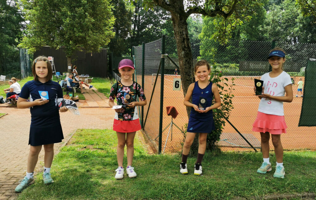 Siegerehrung beim TCHW Gladbeck, v.l. Una Babajic, Amelie Weber, Anika Otto, Marlene Wesselmann